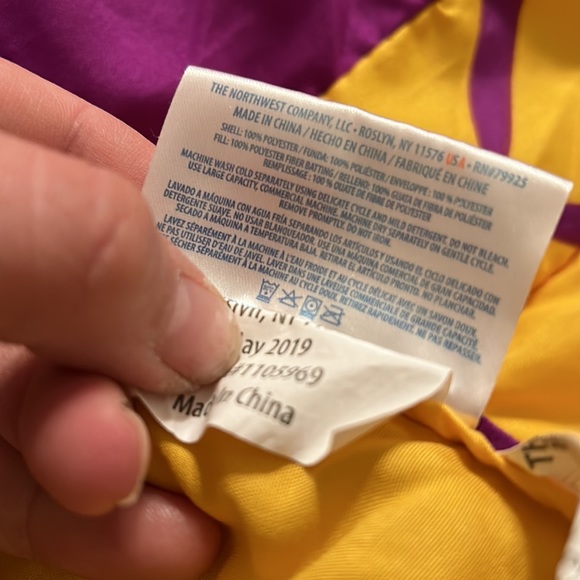 Lakers comforter and pillow sham set- like new - Picture 8 of 12